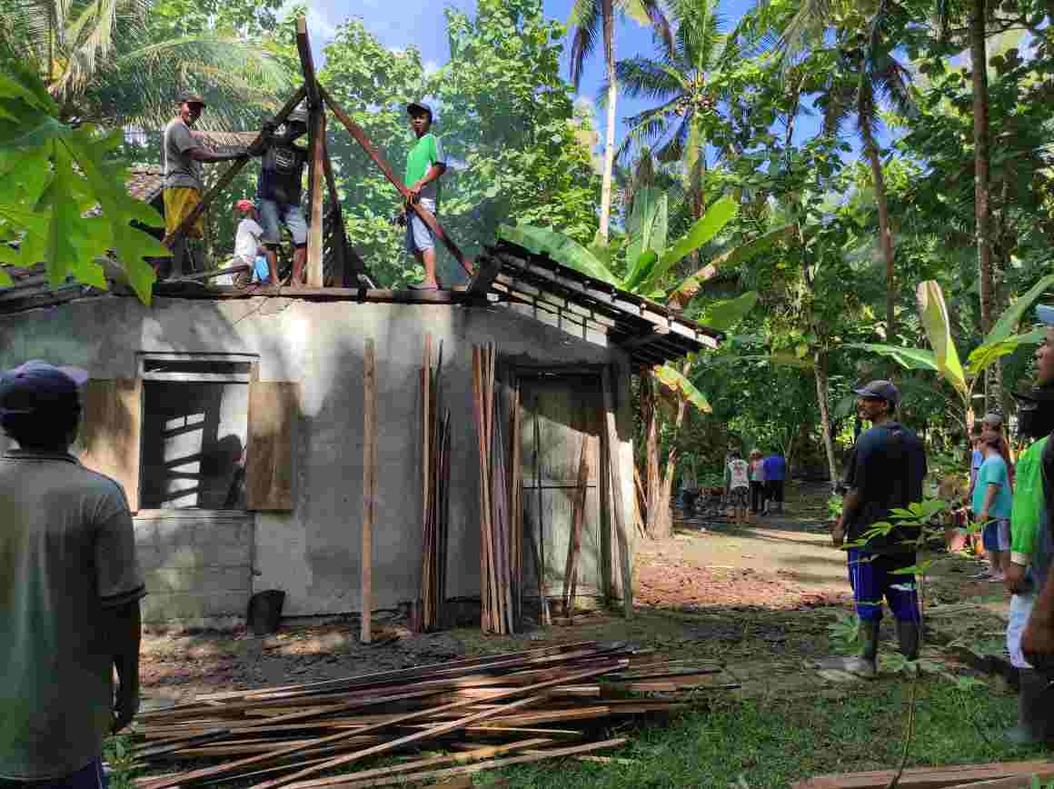 Hujan Disertai Angin Kencang 2 Rumah Tertimpa Pohon Tumbang | Warga Gotong Royong Benahi Kerusakan